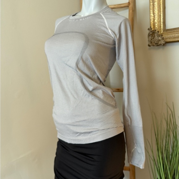 lululemon athletica Swiftly Crew in black and white stripe size 6 - Picture 3 of 11